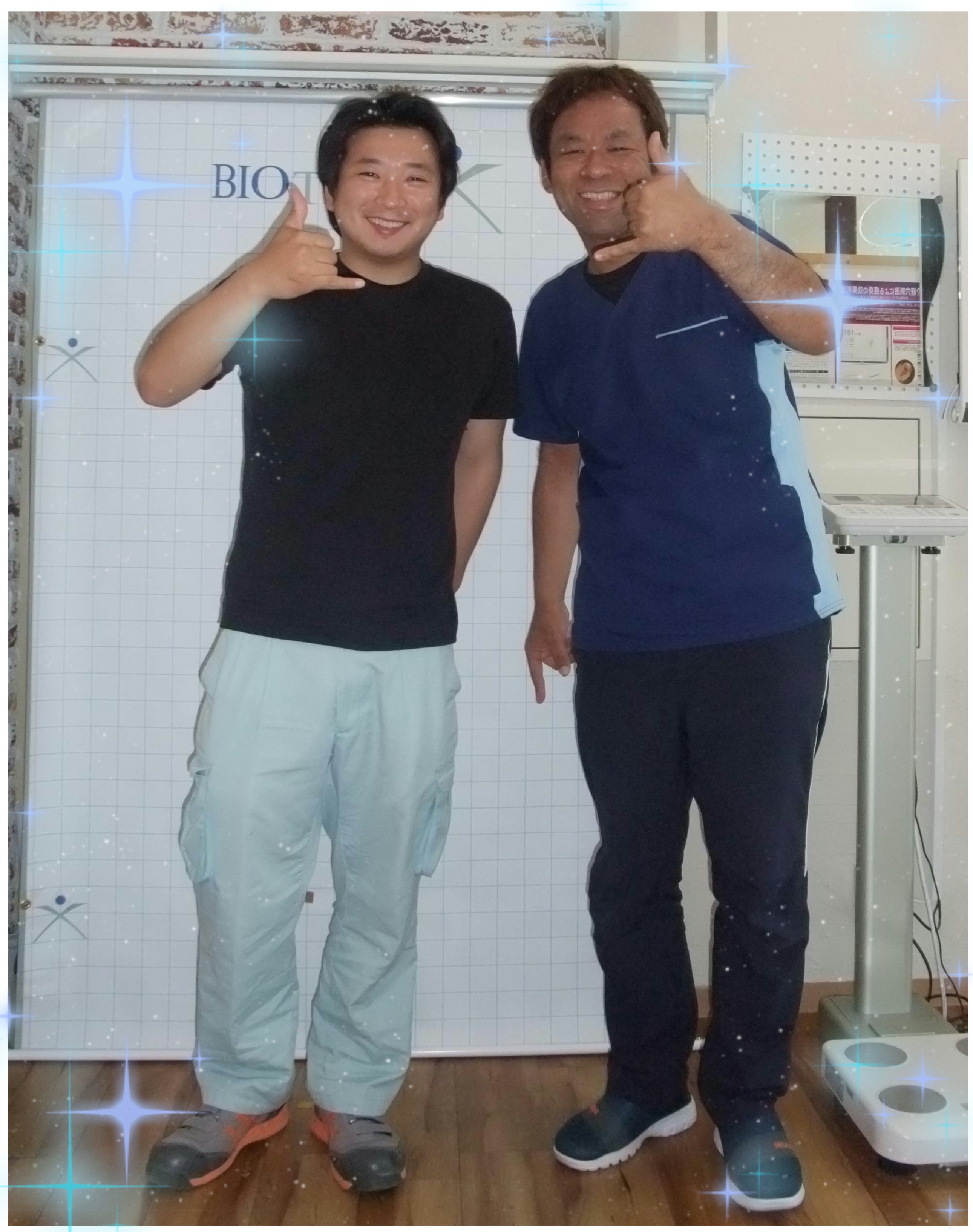 男性のお客様と先生が笑顔で並ぶ記念写真